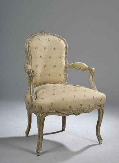 Fauteuil cabriolet à dossier violoné en hêtre...