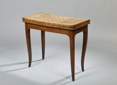Table à jeux marquetée en noyer. Le plateau...