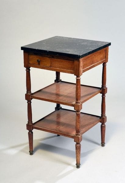 Petite table en hêtre et bois fruitier. Elle...