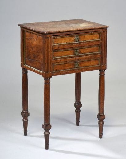 Table de salon en noyer et hêtre mouluré....