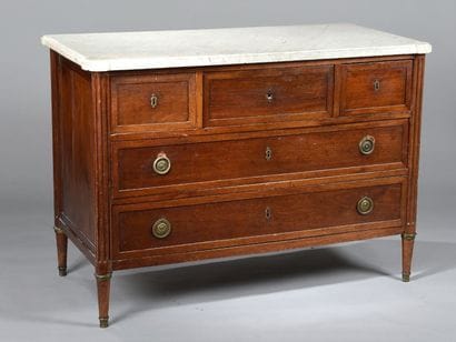 Commode en acajou. Elle ouvre à cinq tiroirs...