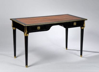 Petit bureau plat en chêne laqué noir. Le...