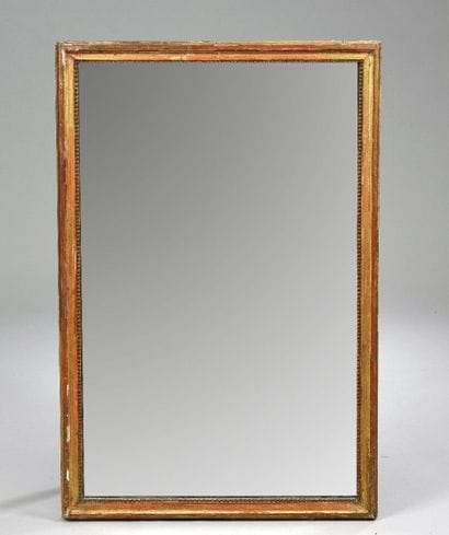 Miroir rectangulaire, l'encadrement en bois...