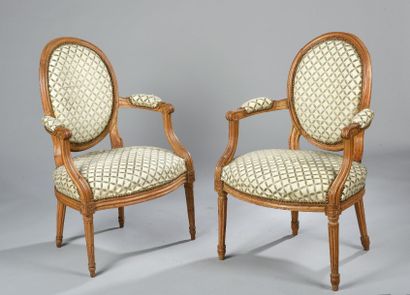 Paire de fauteuils médaillon en hêtre naturel...