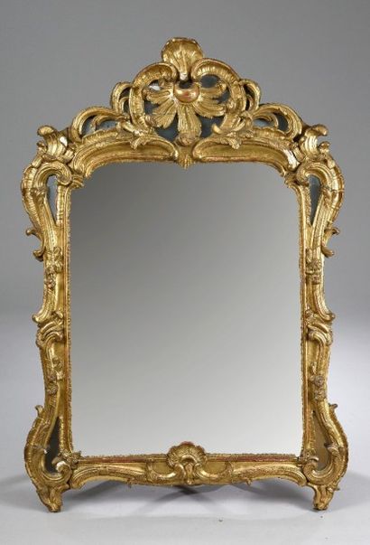 Grand miroir à parcloses, l'entourage richement...