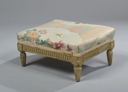 Fauteuil médaillon en hêtre mouluré relaqué...