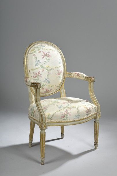 Fauteuil médaillon en hêtre mouluré relaqué...