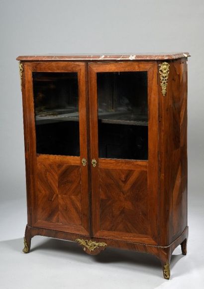 Petite vitrine en placage de palissandre...