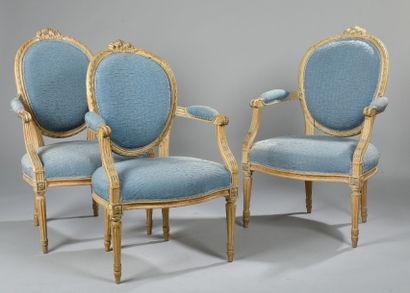 Suite de trois fauteuils médaillon en hêtre...