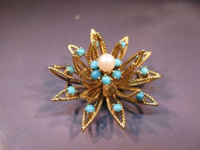 Broche fleur en or jaune fileté sertie de...