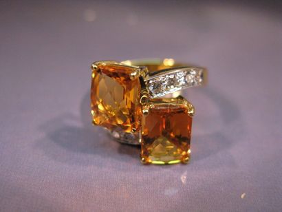 Bague croisée en or jaune sertie de deux...