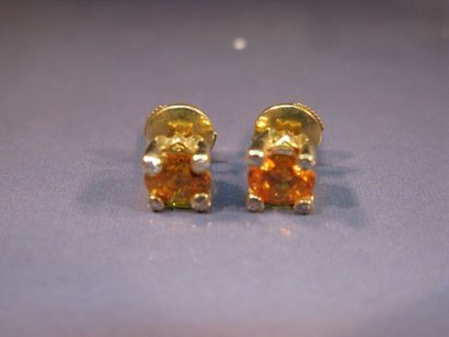Paire de puces d'oreilles en or jaune chacune...
