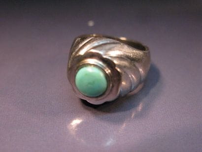 Bague chevalière en or gris torsadé, centrée...
