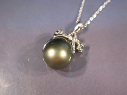 Pendentif en or gris stylisant une panthère...