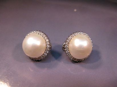 Paire de boucles d'oreilles en or gris chacune...