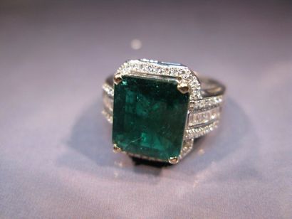 Bague en or gris centrée d'une émeraude rectangulaire...