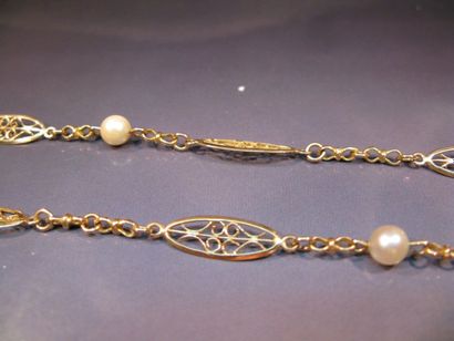 Collier en or jaune à maillons filigranés...