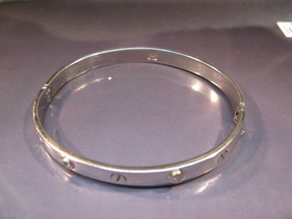 Bracelet rigide en or clouté serti de diamants...