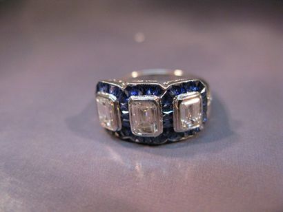 Bague en or gris sertie de trois diamants...