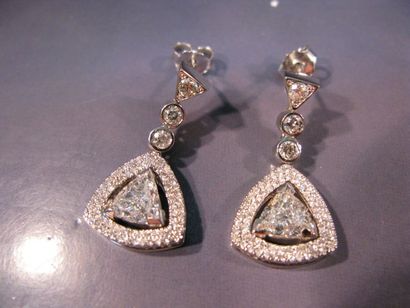 Paire de pendants d'oreilles en or gris sertis...