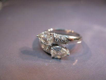 Bague croisée en or gris sertie de deux diamants...