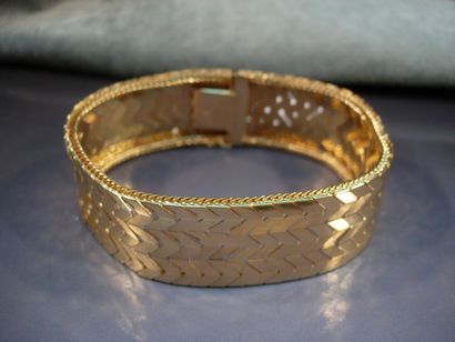 Bracelet souple en or jaune maille en chevrons....