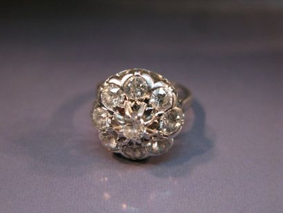 Bague en or gris et platine à chaton fleur...