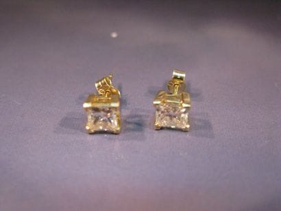 Paire de clous d'oreilles en or jaune chacun...