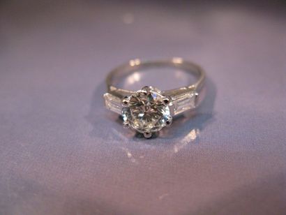 Bague en or gris centrée d'un diamant taille...