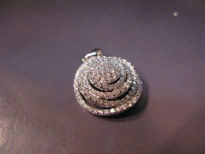 Pendentif circulaire en or gris pavé de diamants...