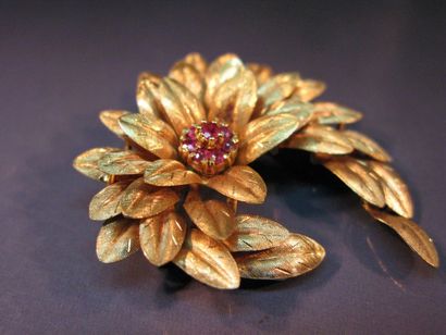 Broche feuillages enroulés en or jaune satiné...