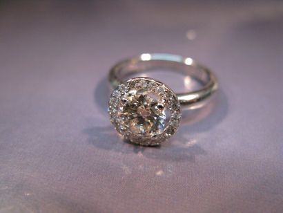 Bague en or gris centrée d'un diamant taille...
