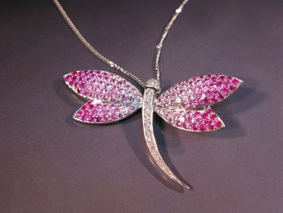Pendentif libellule en or gris pavé de saphirs...