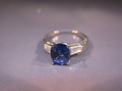 Bague en or gris 14K centrée d'un saphir...