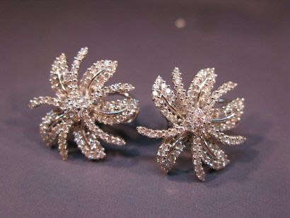 Paire de boucles d'oreilles fleurs en or...