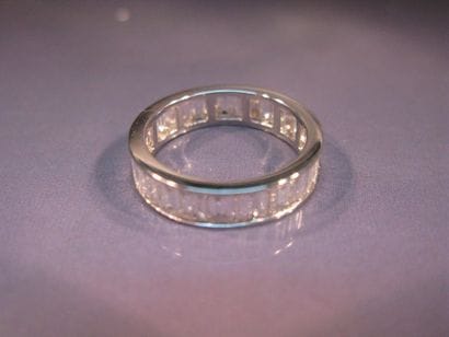Alliance en or gris sertie de diamants baguette...