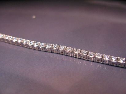 Bracelet rivière en or gris serti de diamants...