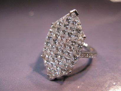 Bague en or gris à chaton losange pavé de...