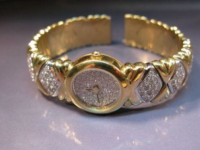 Montre de dame en or deux tons boitier rond...