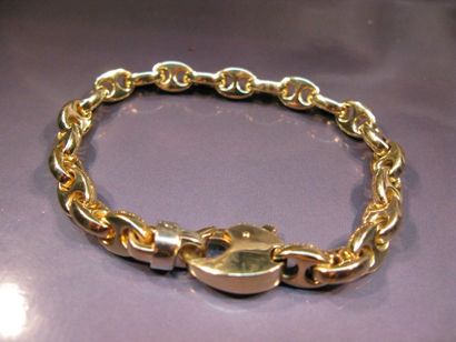 Bracelet en or jaune maille grain de café....