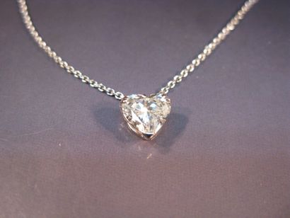 Pendentif en or gris serti d'un diamant taillé...
