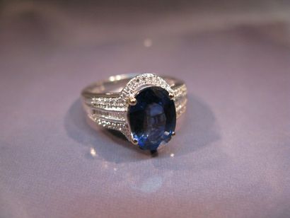 Bague en or centrée d'un saphir ovale de...