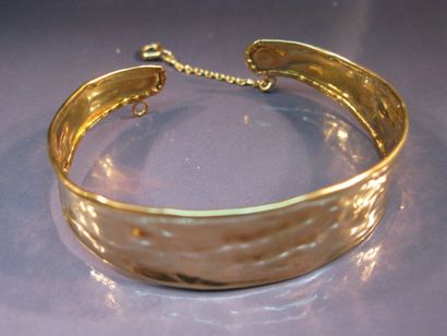 Bracelet rigide en or jaune martelé. Poids:...
