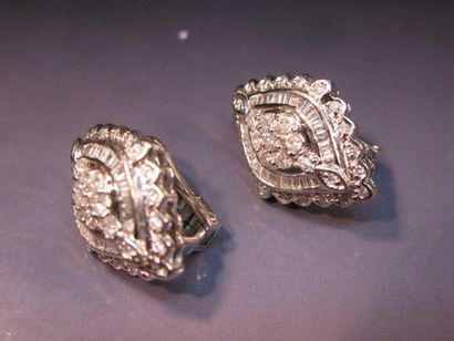 Paire de boucles d'oreilles losanges en or...