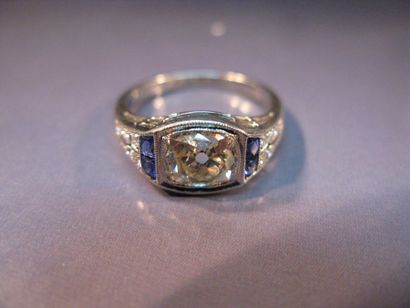 Bague en platine sertie d'un diamant coussin...