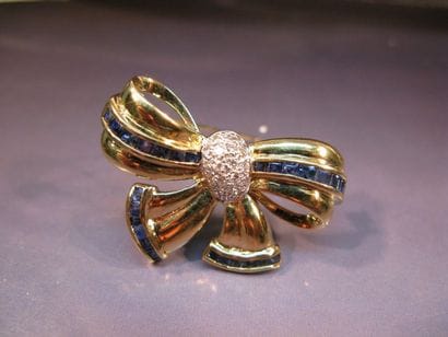 Broche ruban noué en or jaune sertie de diamants...