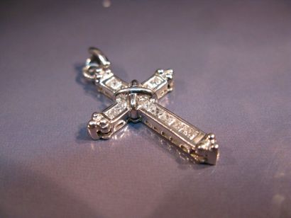 Croix en platine sertie de diamants baguettes...