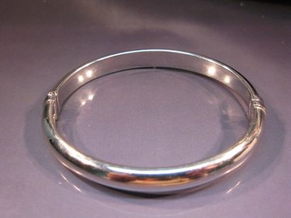 Bracelet jonc en or gris ouvrant à charnière....