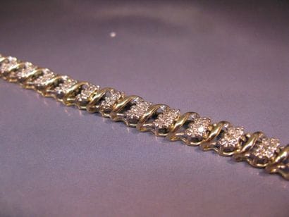 Bracelet en or eux tons 14K serti de diamants...