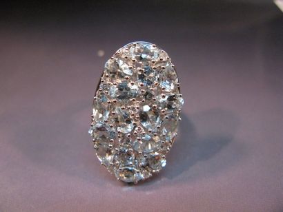 Bague en or gris chaton ovale pavé d'aiguesmarines...